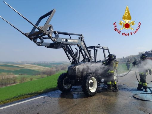 Prende fuoco un mezzo agricolo a Tonco, intervengono i vigili del fuoco Prende fuoco un mezzo agricolo a Tonco, intervengono i vigili del fuoco