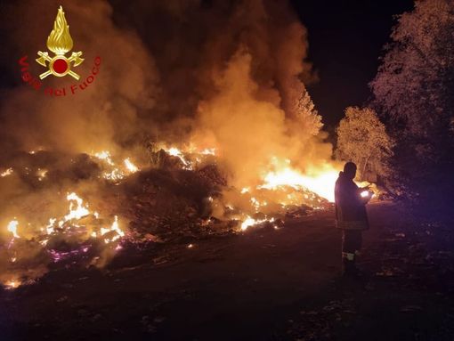 Immagine d'archivio di un recente incendio al campo nomadi Immagine d'archivio di un recente incendio al campo nomadi