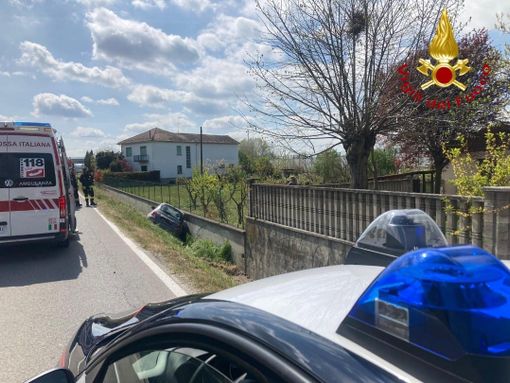 Esce di strada con la sua auto a San Marzanotto e finisce in una cunetta Esce di strada con la sua auto a San Marzanotto e finisce in una cunetta