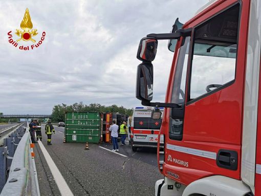 Si rovescia container subito dopo la barriera di Villanova, autostrada bloccata in direzione Piacenza