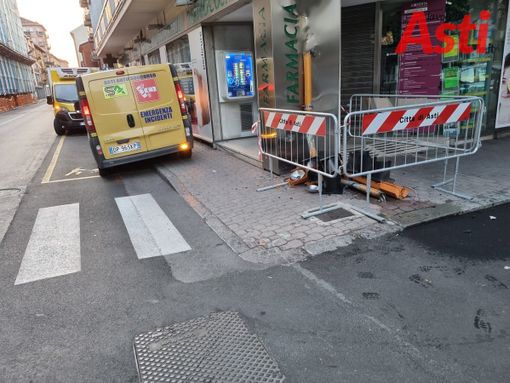 Centra in pieno semaforo in corso Cavallotti e colpisce insegna farmacia Centra in pieno semaforo in corso Cavallotti e colpisce insegna farmacia