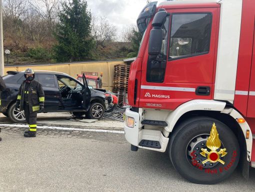 Esce di strada e prende in pieno una cancellata a Vigliano. I vigili del fuoco lo estraggono dall'auto