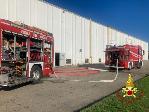 Principio di incendio alla Alplast di Tigliole. Al lavoro i vigili del fuoco