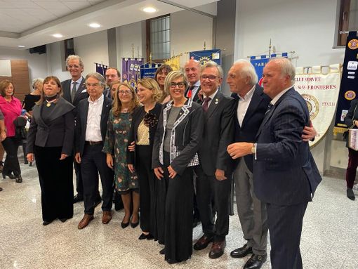 I presidenti dei club di servizio ed il presidente Lilt, Bartolomeo Marino.