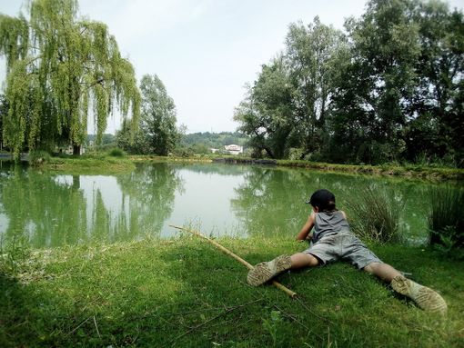 A Ferragosto riapre il Lago Stella a Castellero, tra pesca, musica e picnic