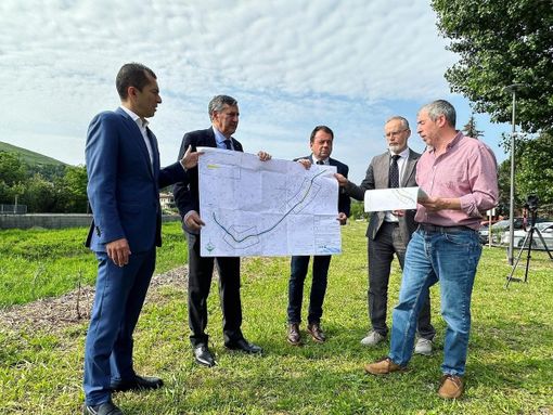 L'assessore Marco Gabusi durante l'ullustrazione dei lavori sull'alveo del torrente