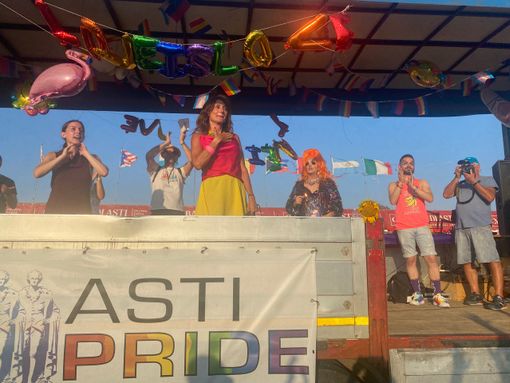 Vladimir Luxuria sul palco del Pride 2022