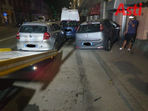 Perde il controllo dell'auto e finisce contro due macchine. Per l'urto, una danneggia la vetrina di un negozio Perde il controllo dell'auto e finisce contro due macchine. Per l'urto, una danneggia la vetrina di un negozio