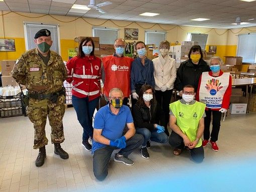 Uno dei tanti momenti di solidarietà alla Mensa sociale Uno dei tanti momenti di solidarietà alla Mensa sociale