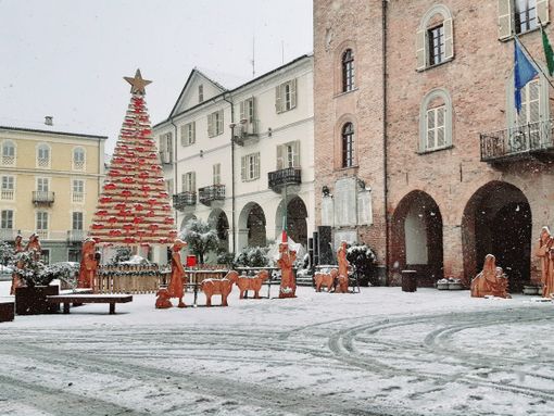 Natale a Nizza Monferrato, albero di Natale con neve, in piazza del Comune