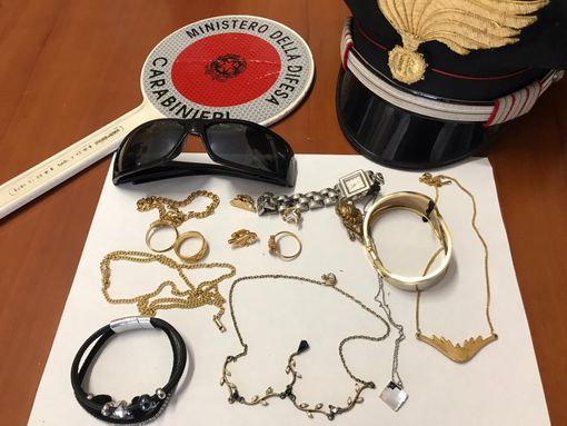 Costigliole d'Asti: con la complicità di un amico, 18enne pregiudicato ruba monili alla nonna