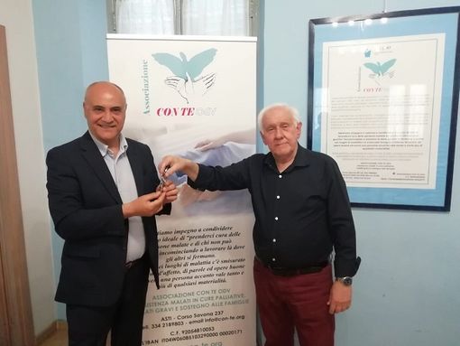 Il passaggio di testimone tra il presidente uscente e l'entrante (a sinistra nella foto)