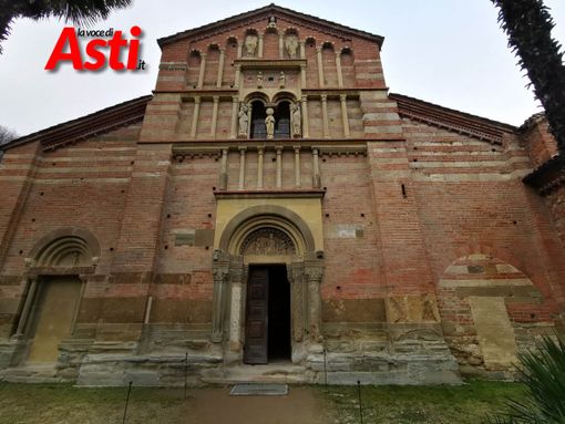La facciata della splendida abbazia di Vezzolano