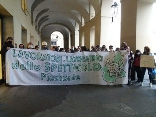 La Regione stanzia 3 milioni di euro per lo spettacolo. I lavoratori: "A fine giugno scendiamo a Roma" La Regione stanzia 3 milioni di euro per lo spettacolo. I lavoratori: "A fine giugno scendiamo a Roma"