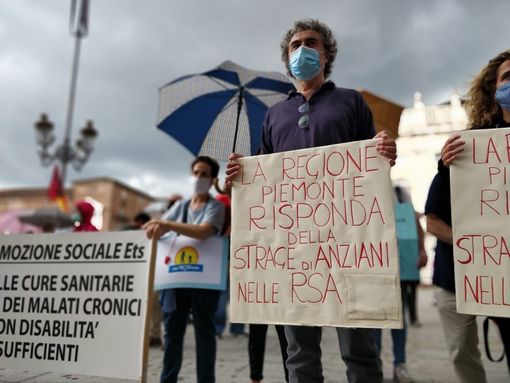 Vittime nelle rsa, protesta in piazza Castello: &quot;Morti a perdere, solo perché erano vecchi&quot;