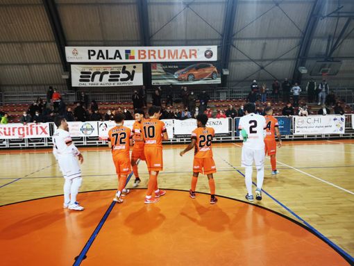 Calcio a cinque: spettacolare partita degli Orange di Asti (7-1) contro Mgm 2000 Calcio a cinque: spettacolare partita degli Orange di Asti (7-1) contro Mgm 2000