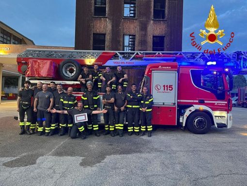 Vigili del fuoco: il comando di Asti festeggia la pensione di Juan Mauro Laurenza
