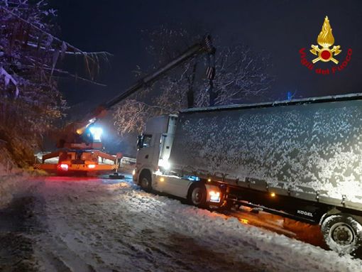 Intervento vigili del fuoco per un tir fuoristrada sulla neve