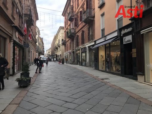 L'inizio dei saldi ad Asti è 'timido'. I commercianti: &quot;Temiamo nuove chiusure e restrizioni&quot;