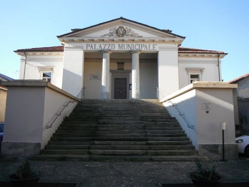 A Villanova scoppia un focolaio Covid dopo un funerale. Il sindaco: "Niente strette di mano, baci o abbracci. Serve buon senso" A Villanova scoppia un focolaio Covid dopo un funerale. Il sindaco: "Niente strette di mano, baci o abbracci. Serve buon senso"