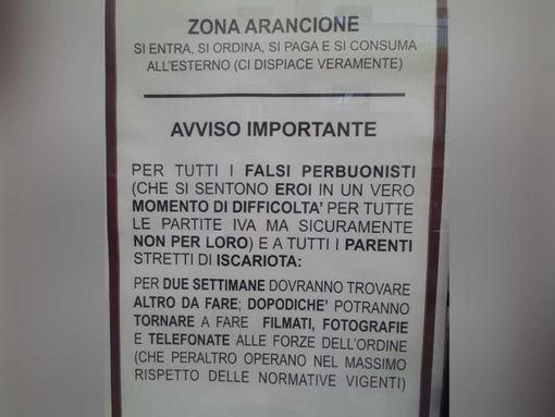 Cartello affisso in un bar di Asti