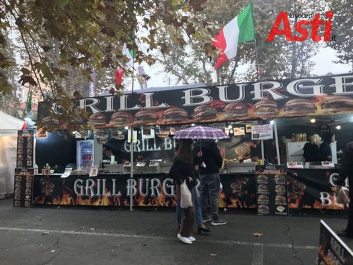 Il Mercato Europeo supera la "prova" della pioggia. Molti astigiani anche oggi non hanno rinunciato al gusto "di mondo" Il Mercato Europeo supera la "prova" della pioggia. Molti astigiani anche oggi non hanno rinunciato al gusto "di mondo"