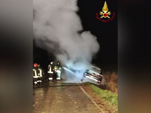 Castello d’Annone, auto in fiamme dopo un’uscita di strada