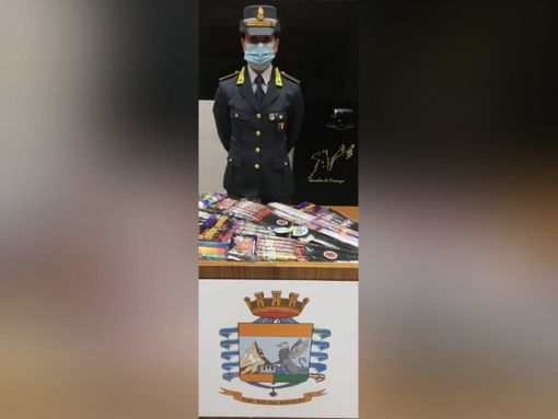 Il materiale pirotecnico posto sotto sequestro Il materiale pirotecnico posto sotto sequestro