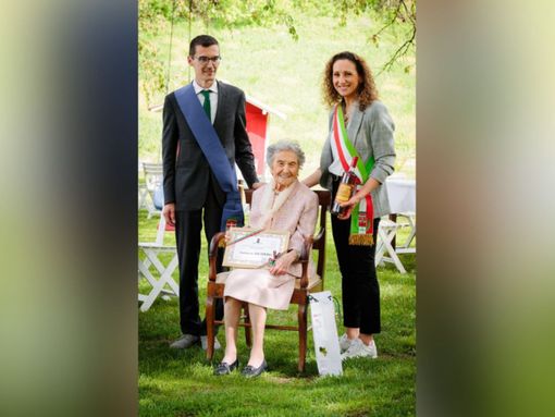 Nella foto la neo centenaria con il presidente della Provincia Paolo Lanfranco e la nipote, nonché sindaco di Mongardino, Barbara Baino Nella foto la neo centenaria con il presidente della Provincia Paolo Lanfranco e la nipote, nonché sindaco di Mongardino, Barbara Baino