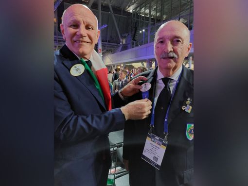 LO STRAPPO il passaggio di consegnr tra Claudio Sabattini, Past Governatore e Oscar Bielli Governatore del Distretto Lions 108Ia3 LO STRAPPO il passaggio di consegnr tra Claudio Sabattini, Past Governatore e Oscar Bielli Governatore del Distretto Lions 108Ia3
