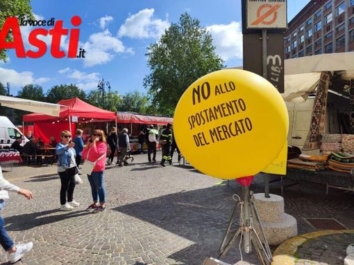 I palloncini gialli apparsi oggi in occasione della Fiera Carolingia (merfephoto) I palloncini gialli apparsi oggi in occasione della Fiera Carolingia (merfephoto)