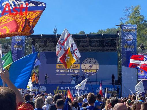 Raduno della Lega a Pontida: Salvini fa firmare i sei impegni per il Governo: &quot;Tutti uniti da Nord a Sud, a prendere per mano questo Paese &quot; [VIDEO]