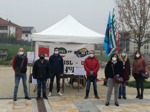 Ieri davanti al Massaia presidio dei sindacati per chiedere assunzioni rapide di personale sanitario