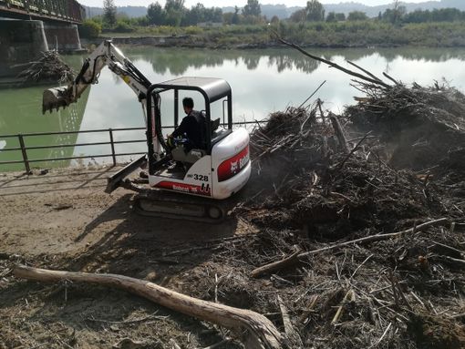 I volontari della Protezione civile di Asti rimuovono dal Tanaro cumuli di tronchi e bottiglie di plastica