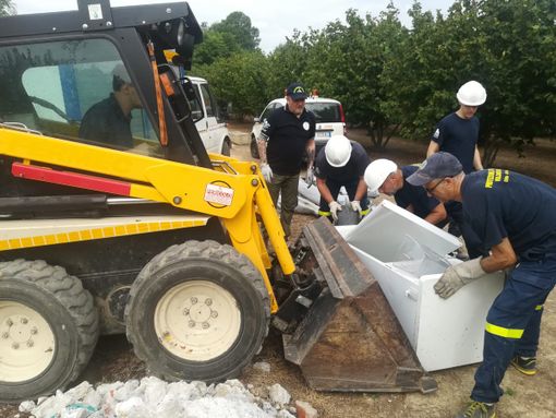 Ambiente, otto volontari della Protezione Civile, rimuovono a Caniglie rifiuti ingombranti di vario genere