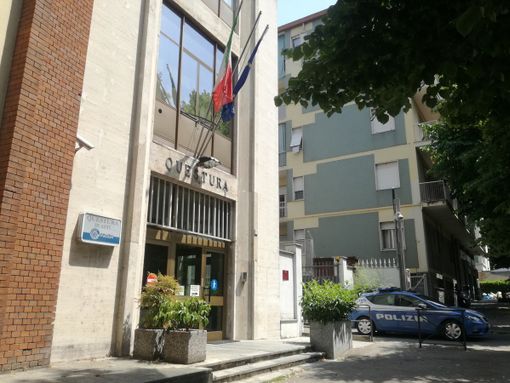 Con la scusa di un passaggio hanno rubato l'auto di un 69enne: due giovani astigiani fermati, tra cui un minorenne Con la scusa di un passaggio hanno rubato l'auto di un 69enne: due giovani astigiani fermati, tra cui un minorenne