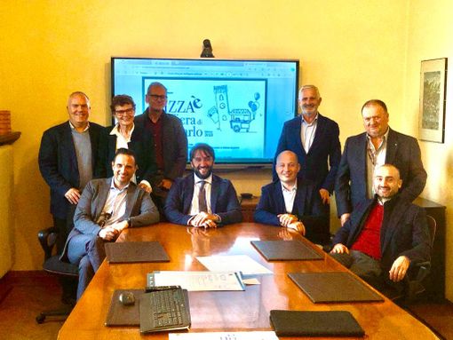 In piedi da sinistra: il Presidente del Consiglio Comunale Maurizio Martino, l'assessore alla Cultura Ausilia Quaglia, il presidente dell'ERCA Teresio Alberto, il presidente della Pro Loco di Nizza Monferrato Claudio De Faveri, l'assessore all'agricoltura Domenico Perfumo. Seduti da sinistra: l'assessore al Turismo e al Commercio Arturo Cravera, il sindaco della città di Nizza Monferrato Simone Nosenzo, il consigliere incaricato alle associzioni di volontariato Andrea Forin e il presidente dell'Enoteca Regionale Mauro Damerio