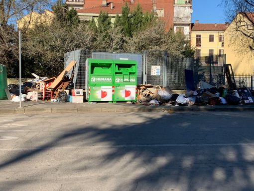 Gli abitanti del quartiere Praia di Asti chiedono tutele contro abbandono rifiuti