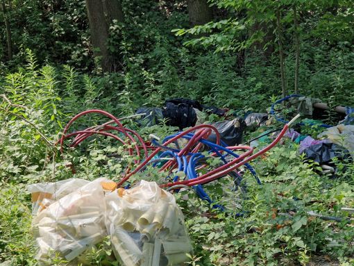 Rifiuti abbandonati nel Parco regionale Stagni di Belangero a pochi chilometri da Asti