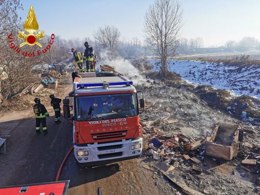 Cumuli di rifiuti in fiamme in via Guerra. I vigili del fuoco chiamati solo questa mattina Cumuli di rifiuti in fiamme in via Guerra. I vigili del fuoco chiamati solo questa mattina
