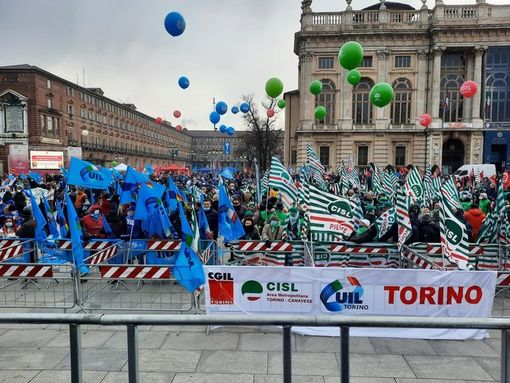 Sindacati, migliaia di persone in piazza Castello: "Giù il fisco per lavoratori e pensionati" Sindacati, migliaia di persone in piazza Castello: "Giù il fisco per lavoratori e pensionati"