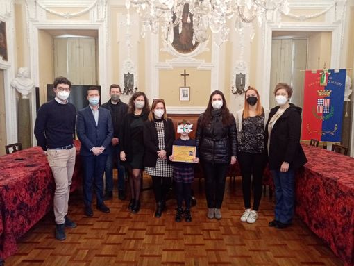 La maschera di Martina "Addio Covid... Voliamo verso la libertà" vince il premio del Carnevale in eco-maschere di San Damiano La maschera di Martina "Addio Covid... Voliamo verso la libertà" vince il premio del Carnevale in eco-maschere di San Damiano