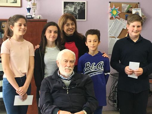 La dirigente scolastica Alessandra Longo, Arnaldo Malfatto, gli alunni premiati