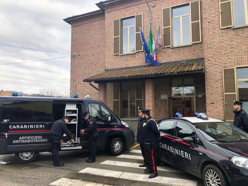 Attimi di paura alla scuola elementare di Motta di Costigliole. Trovata in un armadio una vecchia bomba