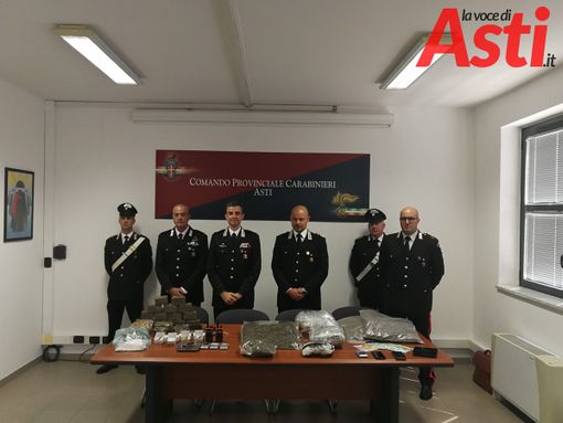 Sequestrati 25 chili di droga, proiettili e 40mila euro. I Carabinieri arrestano due persone Sequestrati 25 chili di droga, proiettili e 40mila euro. I Carabinieri arrestano due persone
