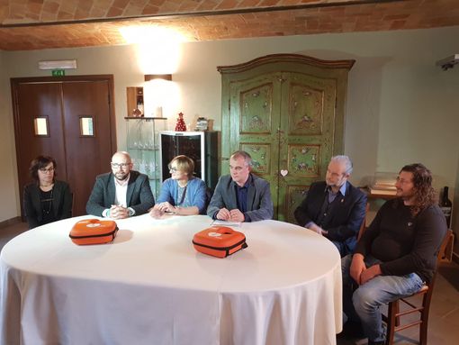 La consegna dei defibrillatori ai due sindaci