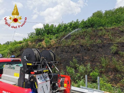 Incendio sterpaglie sulla A21. Tre i mezzi dei vigili del fuoco sul posto Incendio sterpaglie sulla A21. Tre i mezzi dei vigili del fuoco sul posto