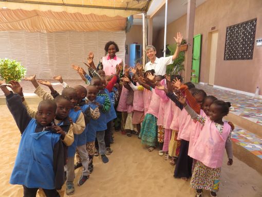 Suor Marvi con alcuni bimbi durante una missione