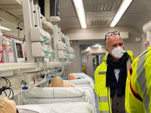 Il treno può trasportare fino a 21 pazienti intubati Il treno può trasportare fino a 21 pazienti intubati