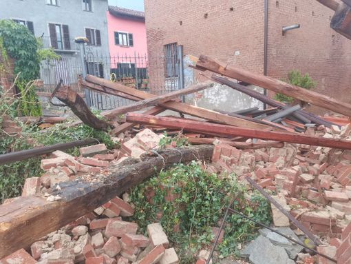 Tegole e calcinacci crollati a Tonco (Foto Fabio Trinchero, canale Telegram Dati meteo Asti) Tegole e calcinacci crollati a Tonco (Foto Fabio Trinchero, canale Telegram Dati meteo Asti)